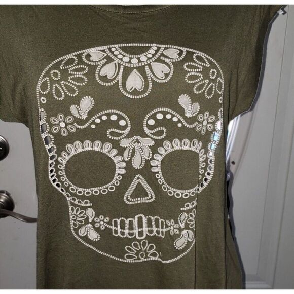 NWOT~Trendy Almost Famous Olive Green Skull Cut Out Top Sz Large - Picture 2 of 4